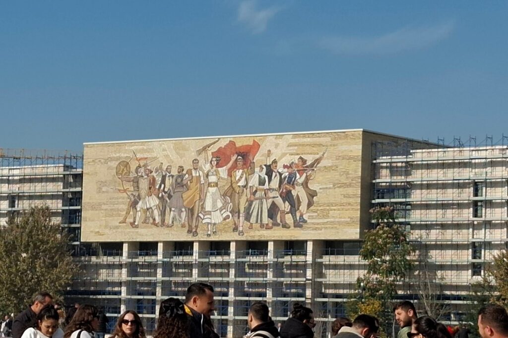 פסיפס האלבניים ואנשים בכיכר סקנדרבג טירנה